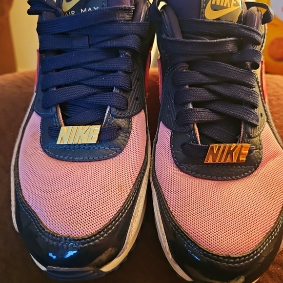 Nike Air Max 90 Women's Sneakers. Featuring a solid pattern with Cuban Link Obsi - Picture 5 of 8